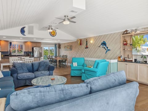 The top level is a true coastal dream, thanks to beautiful touches of sea-glass blue décor and a suite of amenities that will keep everyone smiling.