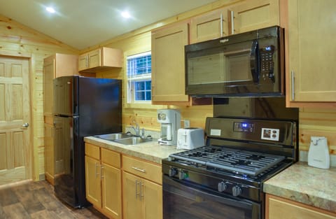 Full-size fridge, microwave, coffee/tea maker, toaster