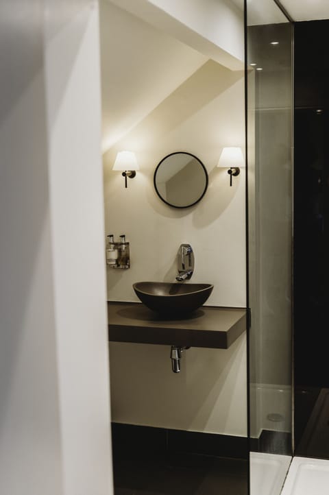 Classic Waterview, Ensuite | Bathroom | Hair dryer, towels