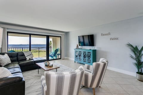 Savor the beauty of the Sound from your private balcony retreat. A front-row seat to breathtaking sunsets and tranquil waters, inviting you to unwind. 🌅🌊 #BalconyVista #SoundSerenity #Nature'sSymphony