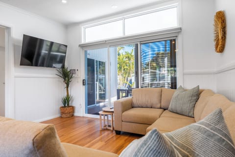 Premium Cabin, 2 Bedrooms, Garden View | Living area