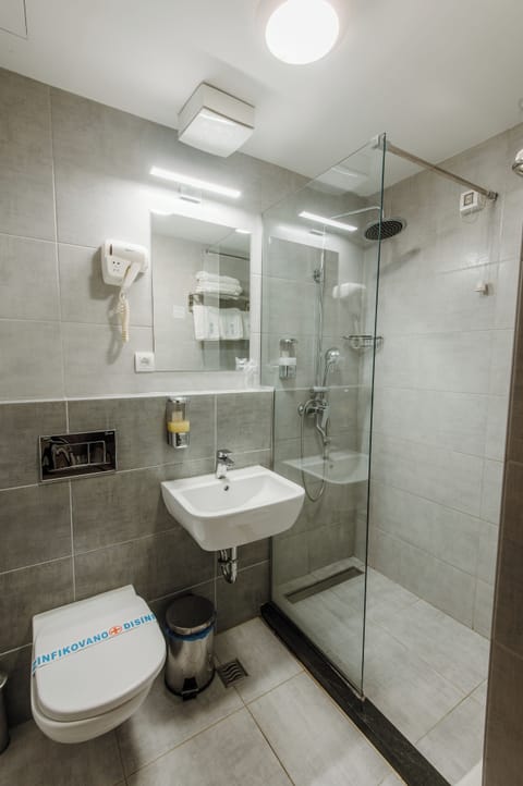 Family Triple Room | Bathroom | Shower, slippers, towels