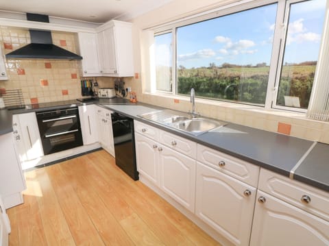 Cottage | Private kitchen | Dishwasher, cookware/dishes/utensils