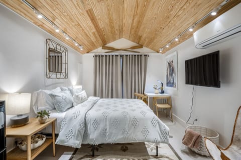 We welcome you to Historic Heights Rustic Tiny Cabin. 
