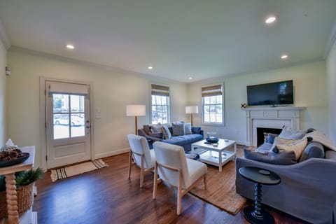Living Room - There is plenty of seating in the living room!