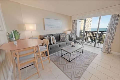 Living Room with Stunning Views☀️