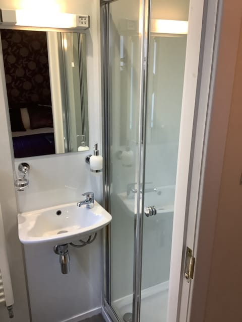 Twin en suite | Bathroom | Free toiletries, hair dryer, towels
