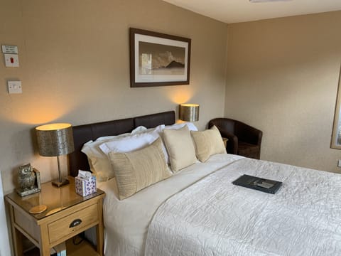 Double en suite | Blackout drapes, iron/ironing board, free WiFi, bed sheets
