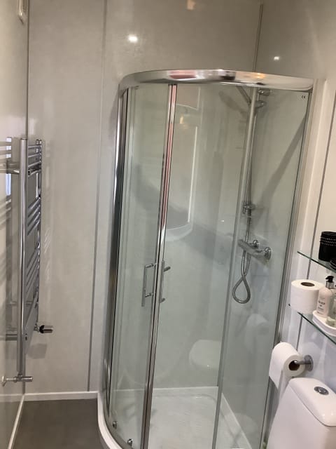Double en suite | Bathroom | Free toiletries, hair dryer, towels
