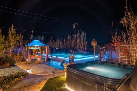 Outdoor spa tub