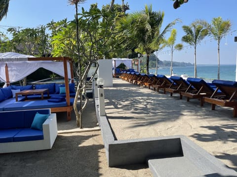 Beach nearby, beach bar
