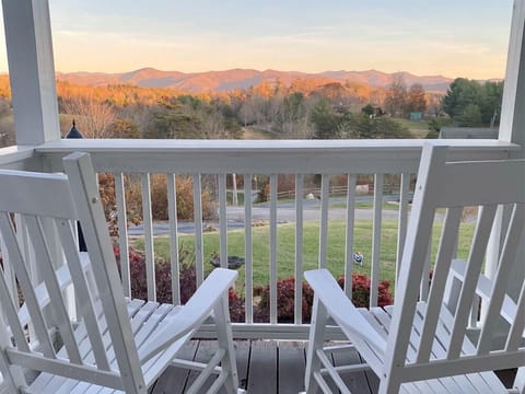 Castlewood Retreat w/Mountain Views