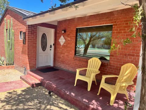 Perfect spot to enjoy the Arizona weather in this charming neighborhood.