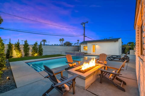 Outdoor fire pit