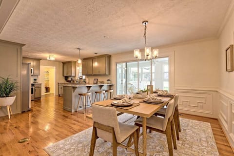 Beautiful floors with a nice open floor plan of the dining, kitchen with breakfast bar. 