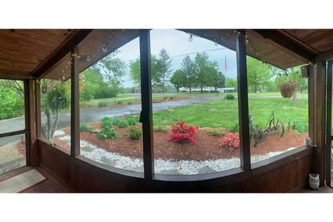 Quiet front porch facing west AWSOME sunsets!