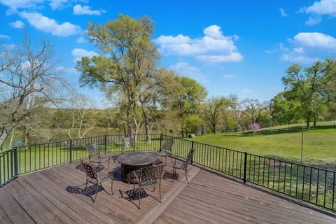 Deck with seats for 6 people