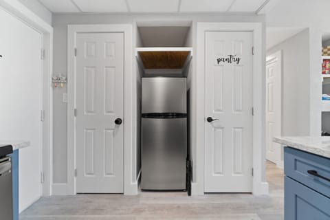 Fridge & pantry.