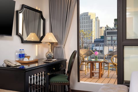 Suite Balcony | In-room dining