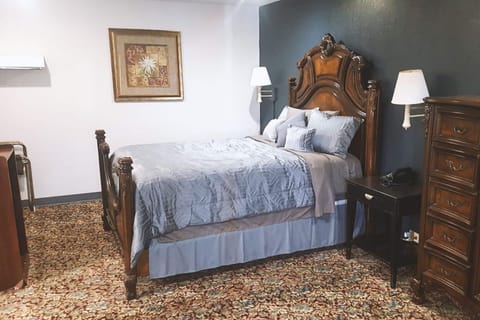 Deluxe Queen Honeymoon Suite Non-smoking | Desk, blackout drapes, iron/ironing board, WiFi (free)