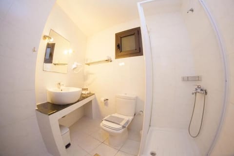 Maisonette | Bathroom | Shower, free toiletries, hair dryer, towels
