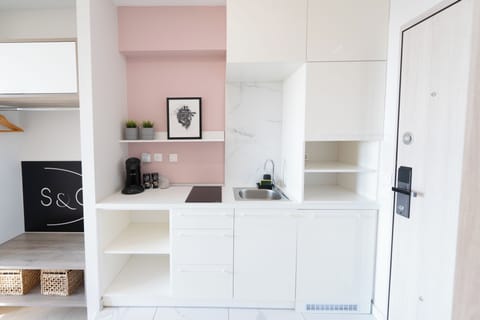 Deluxe Studio Suite, 1 Queen Bed with Sofa bed, Sea View | Private kitchenette