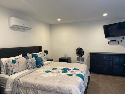 Royal Room | Premium bedding, blackout drapes, WiFi (free), bed sheets
