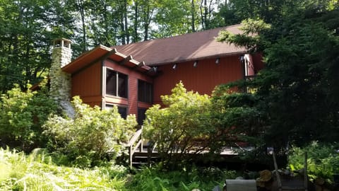 Rear of house with outdoor table and 6 chairs. 
