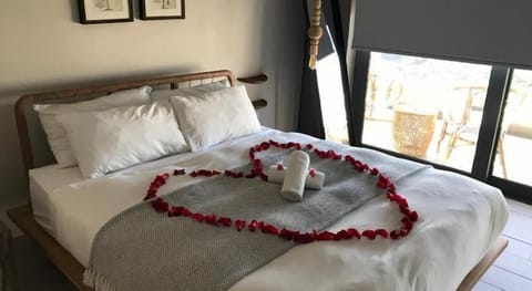 Honeymoon Room | Desk, blackout drapes, iron/ironing board (on request), WiFi (free)