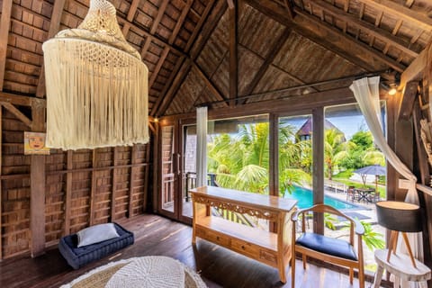 Deluxe Bungalow | Living area