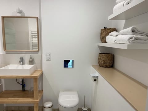 Quadruple Room | Bathroom | Hair dryer, towels, soap, shampoo