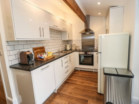 Cottage | Private kitchen | Fridge, dishwasher, electric kettle, toaster