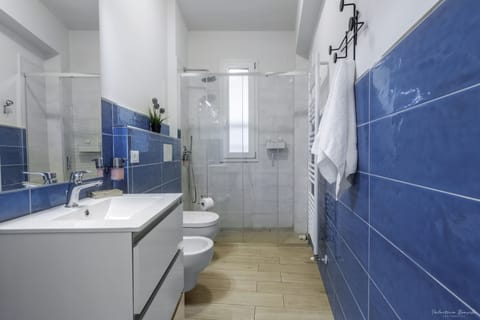 City Apartment, 1 Bedroom | Bathroom | Shower, rainfall showerhead, hair dryer, bidet
