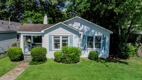 Front of House - Stay at this adorable house!