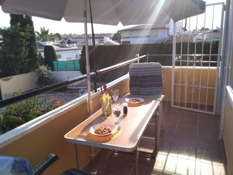 Relax on the balcony to the morning sunrise
