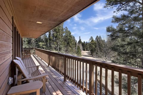 Front deck that overlooks driveway