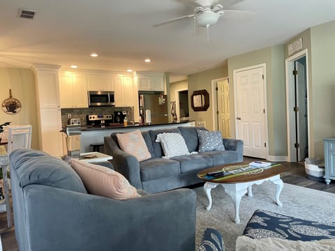 Den to kitchen to entry