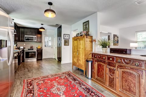 Kitchen Open to Living Area only Separated by Pony Wall