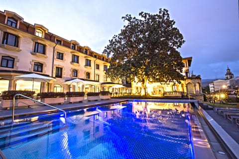 Seasonal outdoor pool, open 10:00 AM to 9:00 PM, sun loungers