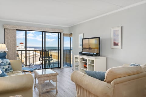Welcome to Summer Beach 606, the perfect home away from home!