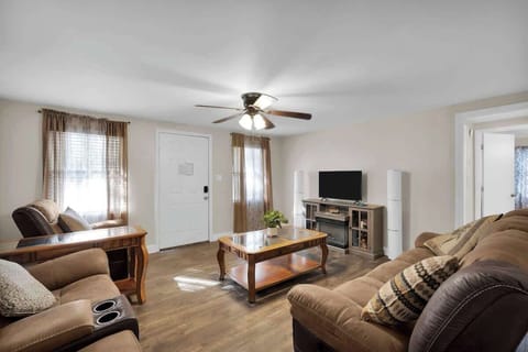 Living Room

Here your family can enjoy watching TV after a long day at the beach, sporting event, or visiting family.