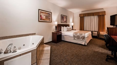 Egyptian cotton sheets, premium bedding, in-room safe, desk
