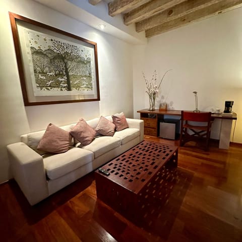 Habitación Mater Suite | Living area | 32-inch plasma TV with cable channels, TV