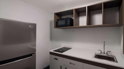 Suite, 1 King Bed, Non Smoking | Free WiFi, bed sheets