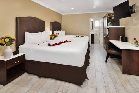 Deluxe Double Room, 2 Queen Beds, Non Smoking | 1 bedroom, premium bedding, desk, soundproofing