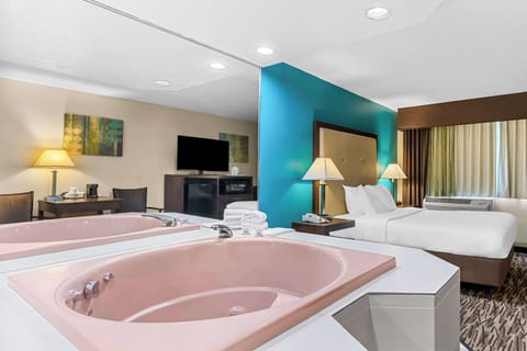 Standard Room, 1 Queen Bed, Non Smoking, Jetted Tub | Blackout drapes, iron/ironing board, bed sheets