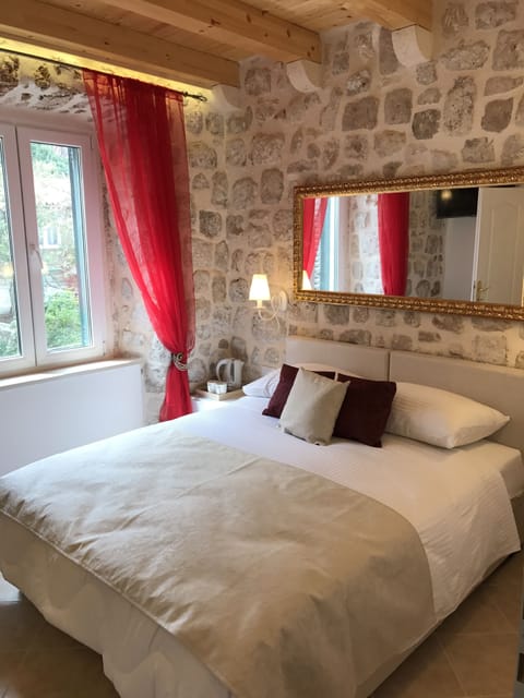 Double Room | Desk, soundproofing, free WiFi, bed sheets