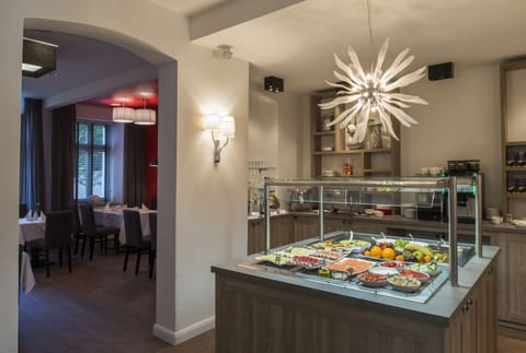 Daily buffet breakfast for a fee