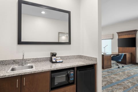 Studio, 1 King Bed | Desk, blackout drapes, iron/ironing board, free cribs/infant beds