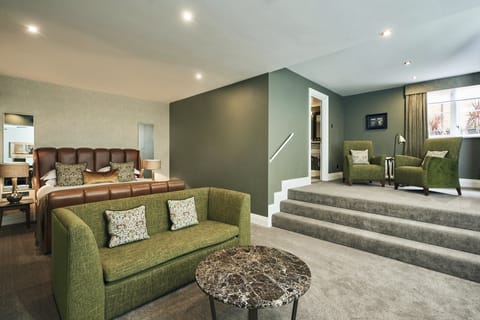 Suite | Desk, iron/ironing board, free WiFi, bed sheets